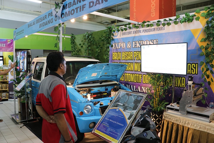 Konversi Mobil Listrik Maskot Pameran BBPPMPV BOE Malang Pada Expo dan Expose SMK PK Se-Jatim