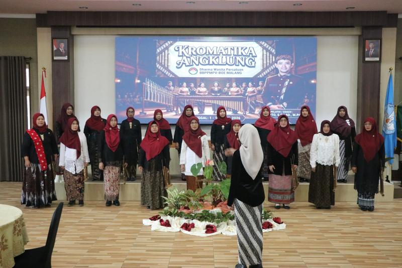 Semarak Hari Kartini ke-147, DWP BBPPMPV BOE Tampilkan Harmoni Angklung yang Penuh Makna