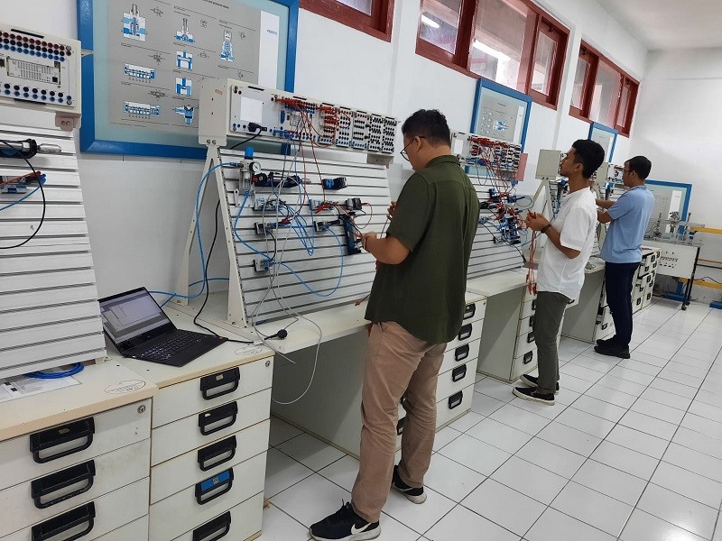 PERUM PERURI Latih Teknisi Bidang Otomasi Manufaktur Mekatronika dan CNC di BBPPMPV BOE
