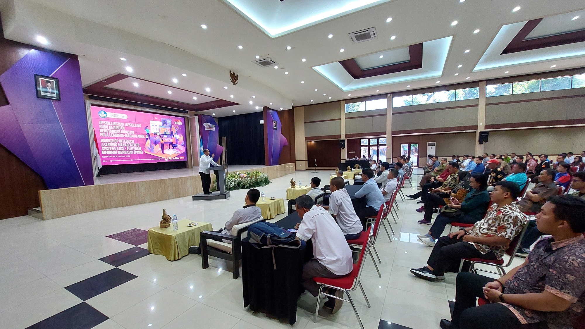 Peningkatan Kompetensi Profesional Guru melalui Kegiatan Upskilling dan Reskilling